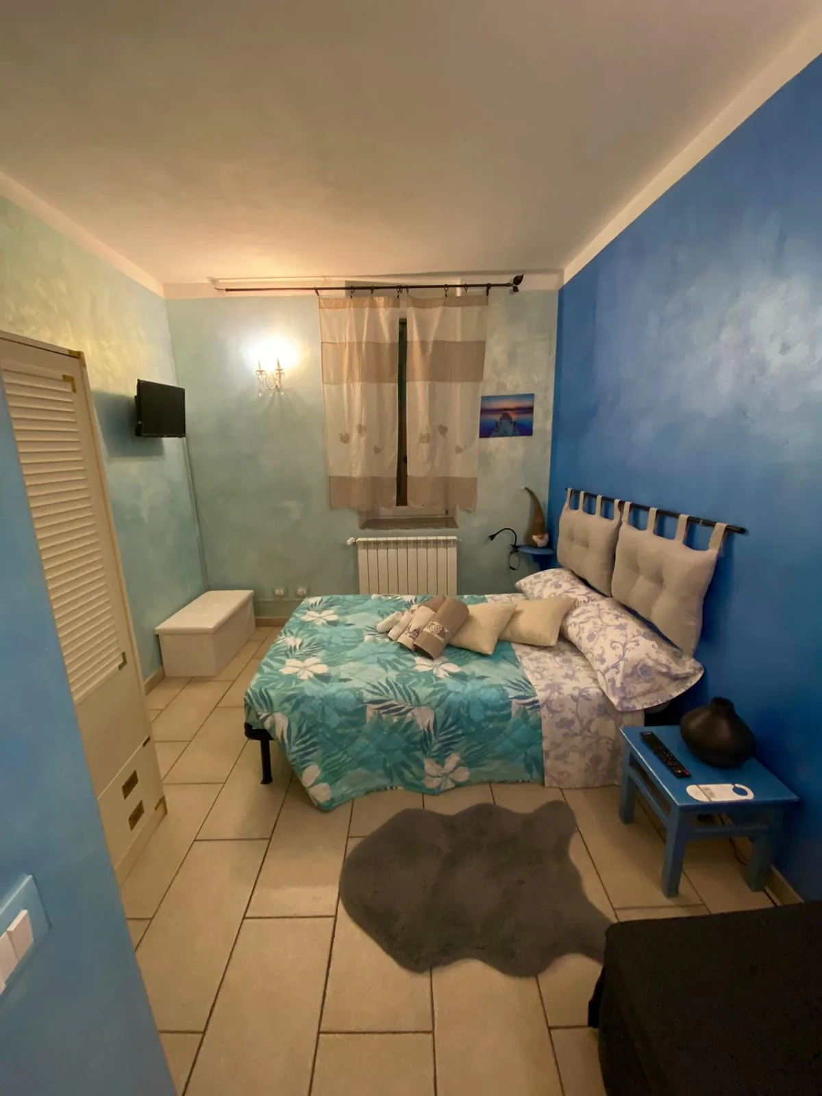 La Camera Blu, con il letto matrimoniale e la parete azzurra