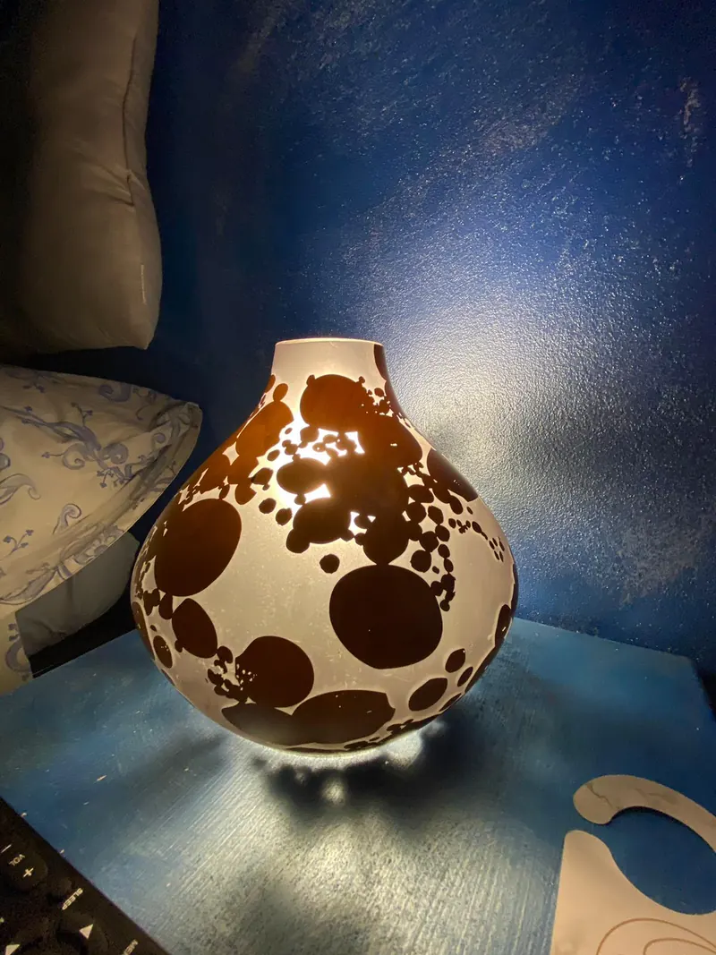 La lampada di ceramica sulla parete blu