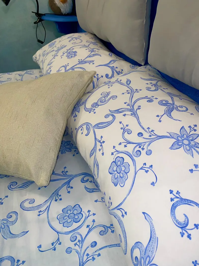 I cuscini e il copriletto a fiori blu