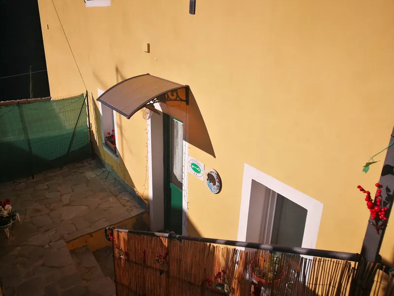 La terrazza esterna con la tettoia